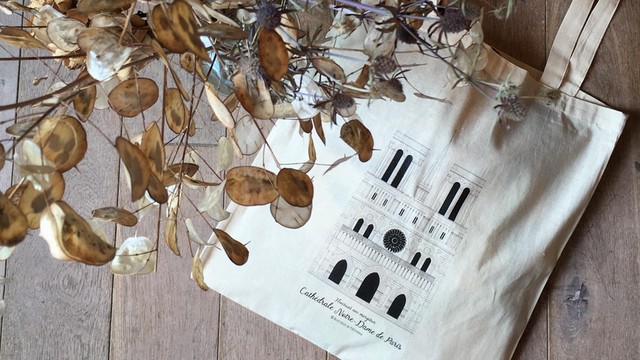 Pour 13 € : Le tote bag à l'effigie de la Cathédrale Notre-Dame de Paris (Les 10 premiers contributeurs bénéficient d'une réduction sur le prix d'achat du tote bag → 10€) Pour 40€ : Le tote bag à l'effigie de la Cathédrale Notre-Dame de Paris + Une illustration format A4 de la Cathédrale Notre-Dame de Paris Pour 45€ : Le tote bag à l'effigie de la Cathédrale Notre-Dame de Paris + Une illustration format A3 de la Cathédrale Notre-Dame de Paris Pour 65€ : Le tote bag à l'effigie de la Cathédrale Notre-Dame de Paris + Une illustration format A4 de la Cathédrale Notre-Dame de Paris + Une illustration format A3 de la Cathédrale Notre-Dame de Paris