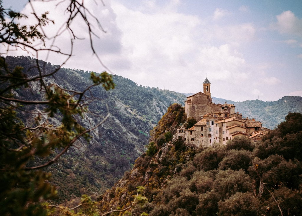 rochers illustration_de_patrimoine_monument_rocher_falaise_provence_peillon_rochers